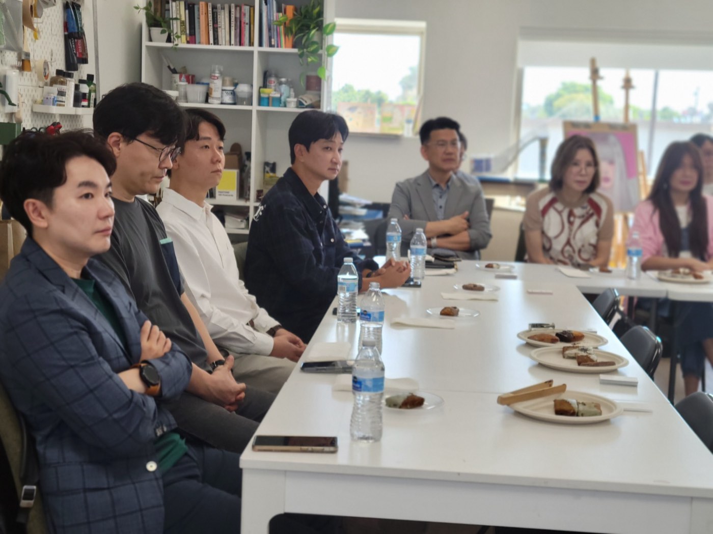 멤버 발표를 듣는 참석자들